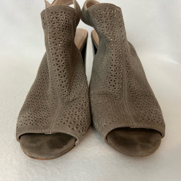 Tahari Size 7 1/2M Suede Taupe Perforated Open Toe Heeled Shoes - Picture 7 of 16